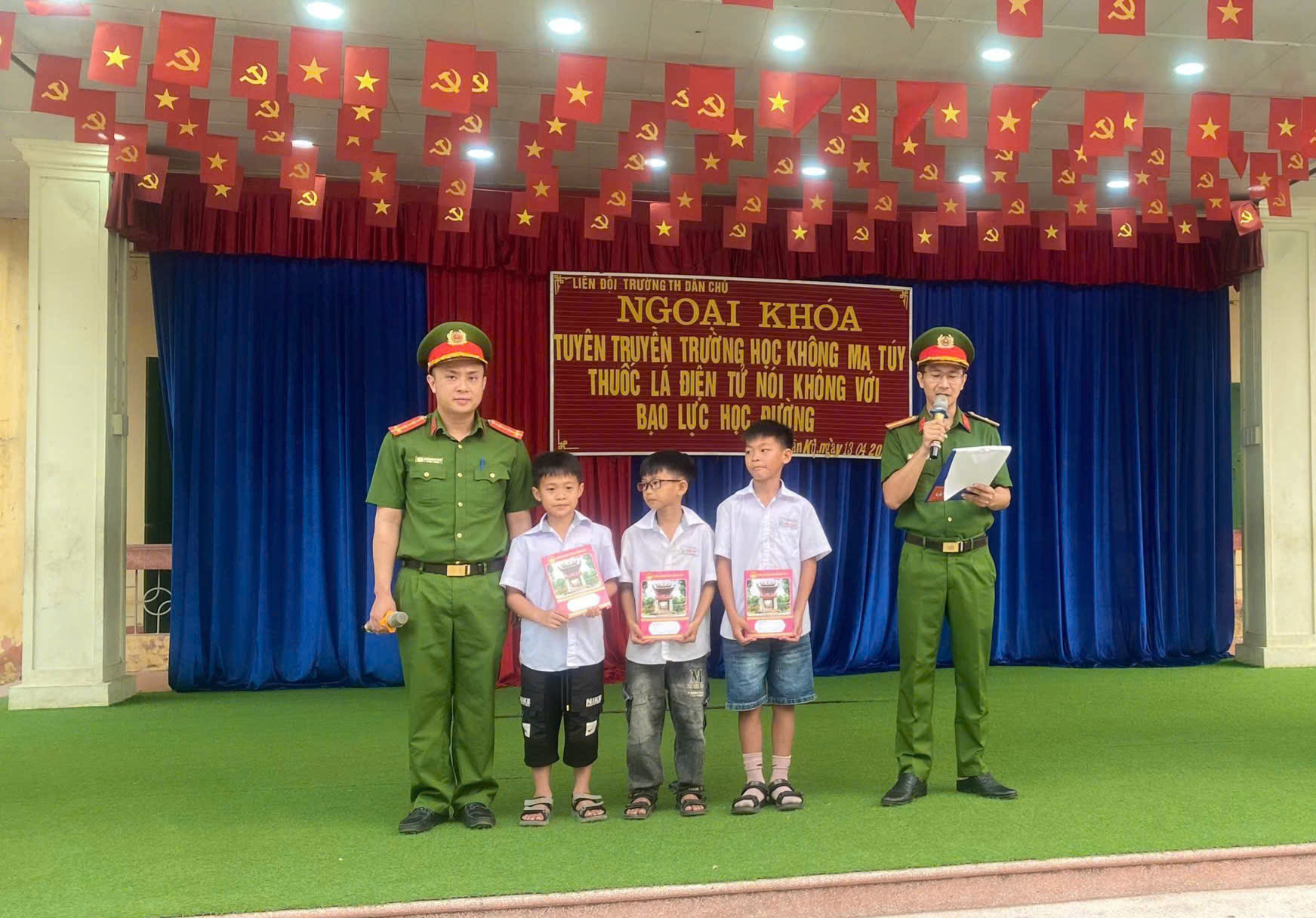 Công an xã Tân Kỳ tổ chức ngoại khóa tuyên truyền pháp luật tại Trường Tiểu học Dân Chủ